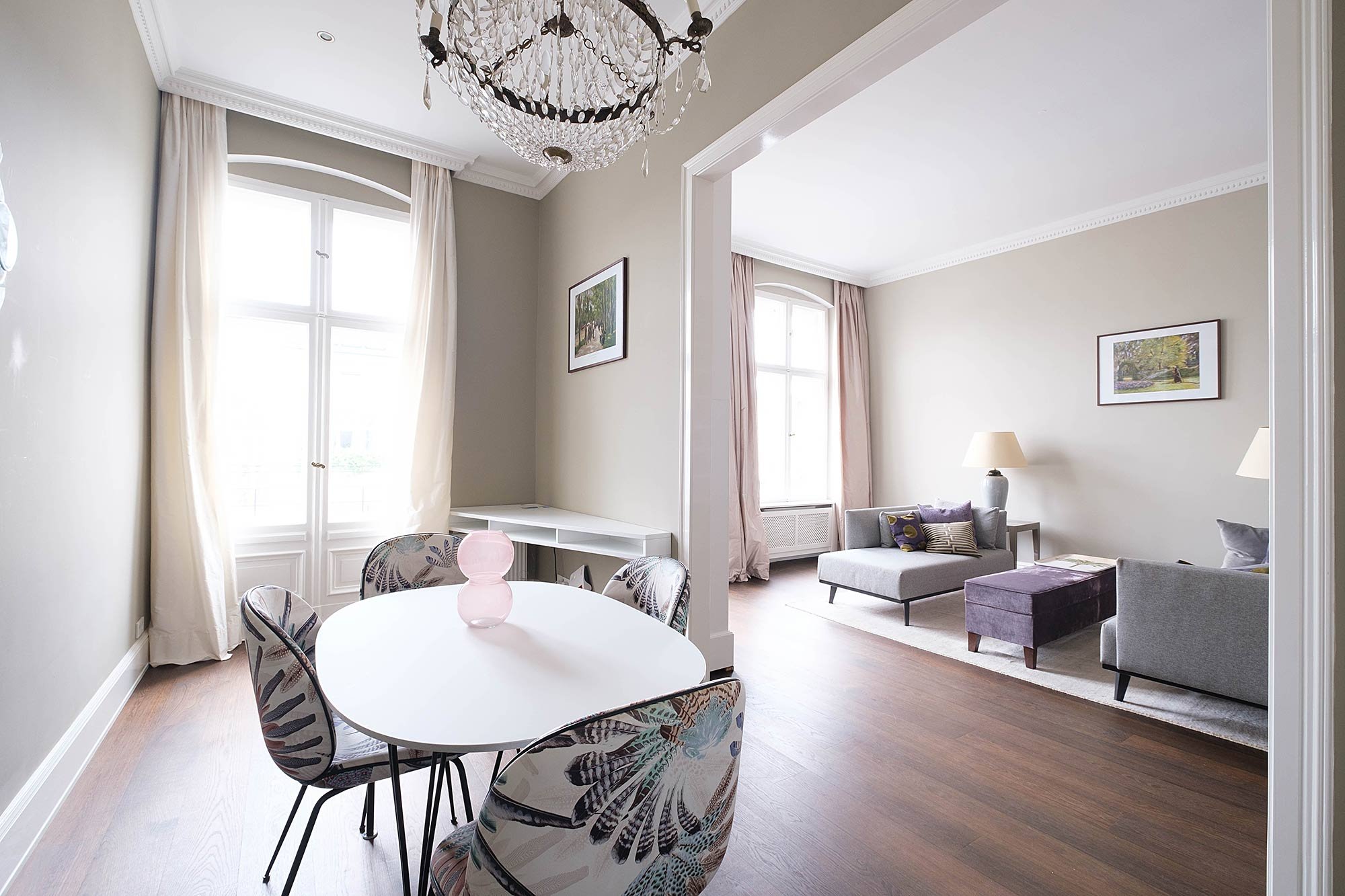 Esszimmer mit Kristallleuchter und Blick in den Wohnbereich, Projekt Bleibtreu