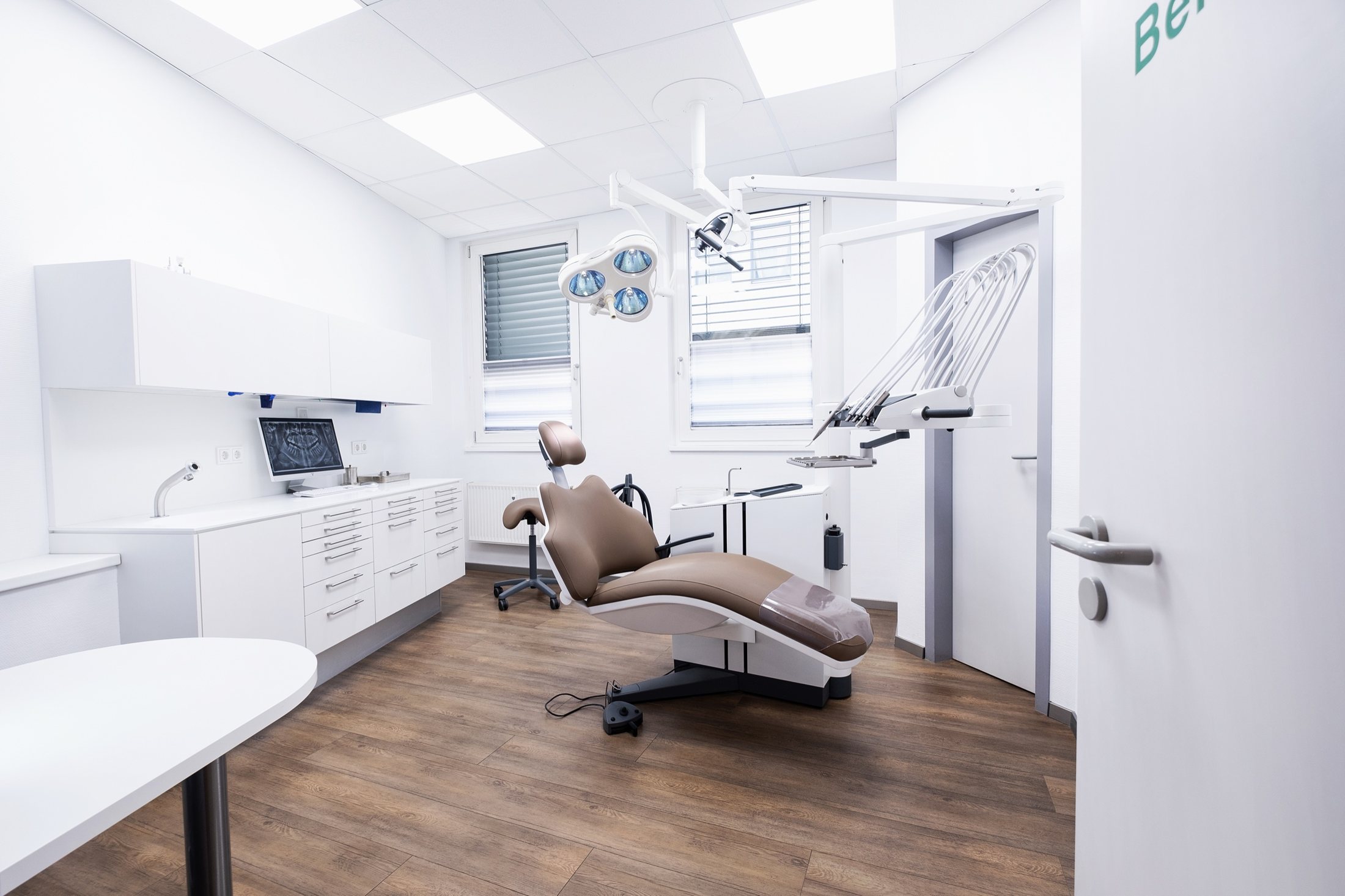 Praxis für Oralchirurgie: Empfangs- und Wartebereich