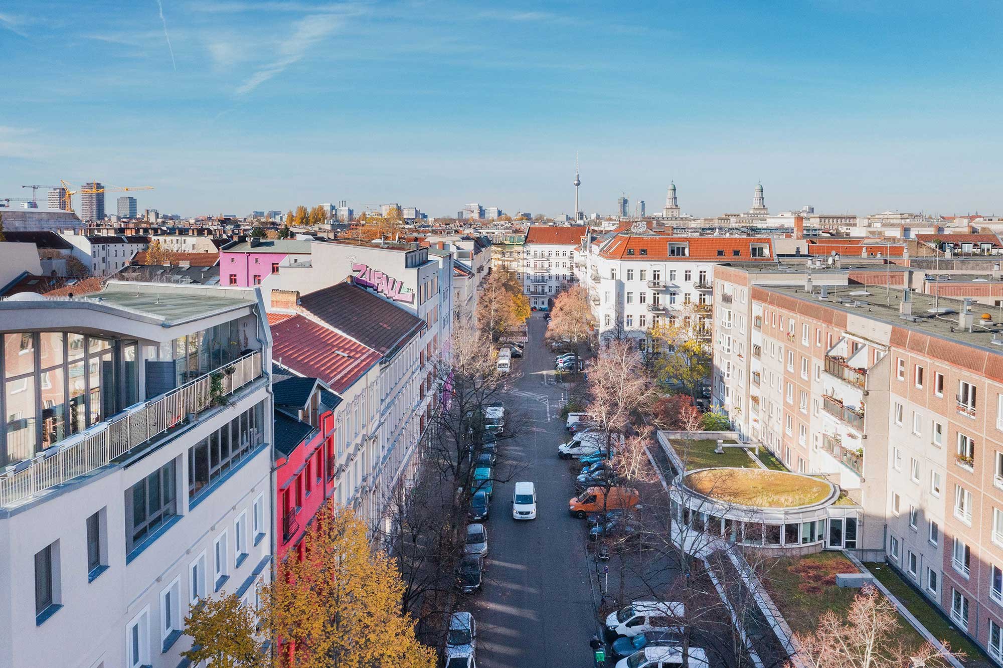 Drohnenaufnahme: Straßenzug in Berlin mit Blick auf den Fernsehturm, Projekt Leible & Cie.
