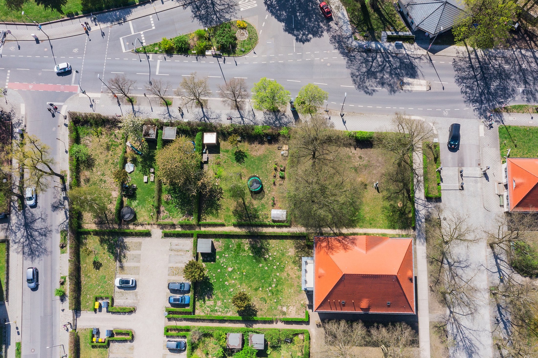 Drohnenaufnahme von oben: Villa mit Grundstück, Garten und Parkplatz, Projekt Schütze Immobilien