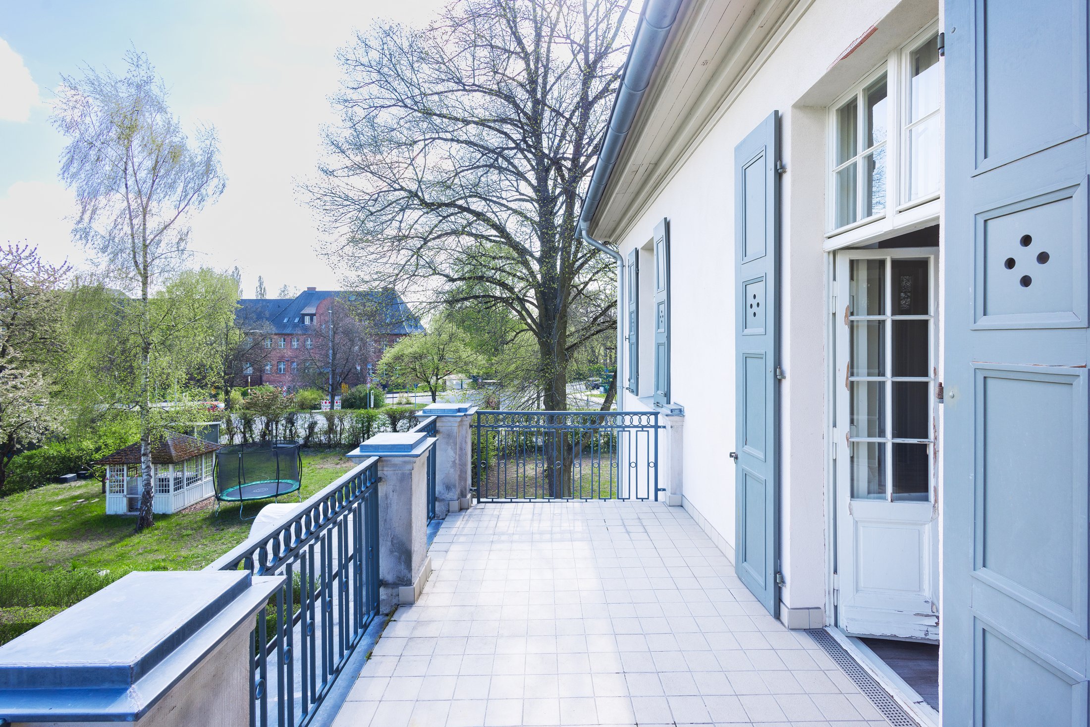Balkon mit Metallgeländer und Blick auf den Garten, Projekt Schütze Immobilien