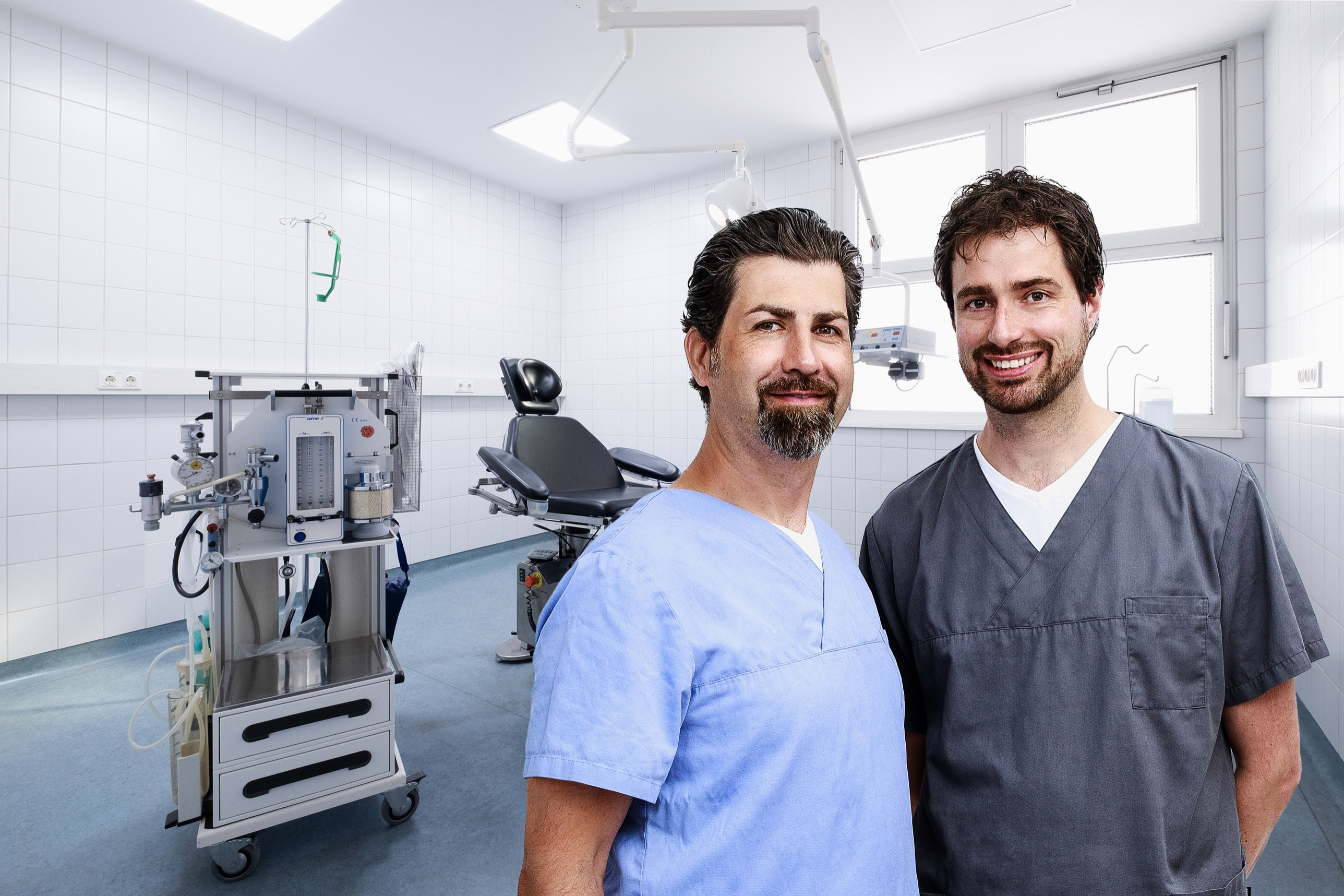 Businessfotografie: zwei Mediziner in OP-Kleidung im Behandlungsraum einer Praxis