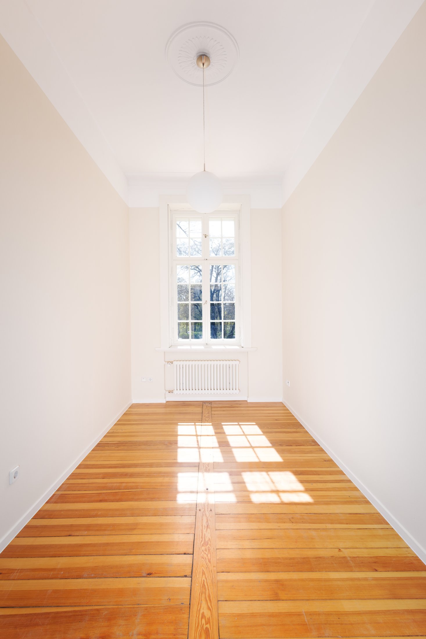Schmales Zimmer mit Dielenboden, Kugelleuchte und hohem Fenster, Projekt Schütze Immobilien